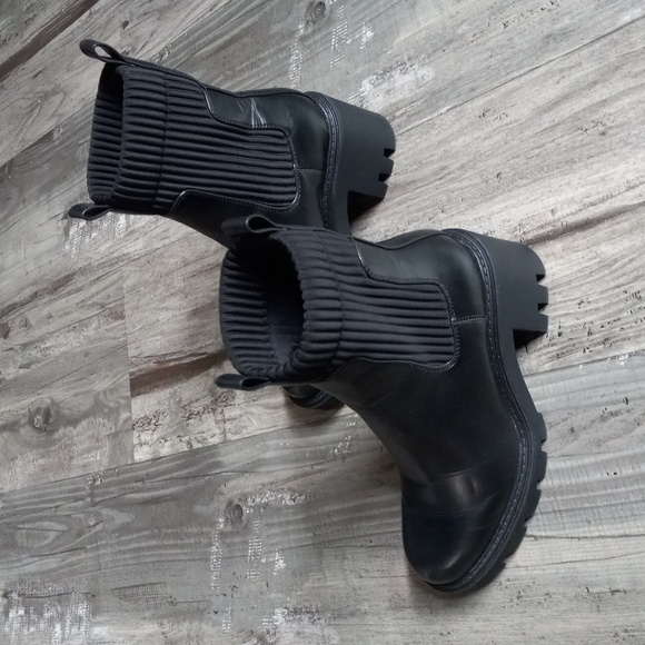 ZARA Women's Chelsea Boots Lether Elastic Detail Track Soles Sack Boot Sz 6.5 - Picture 3 of 16